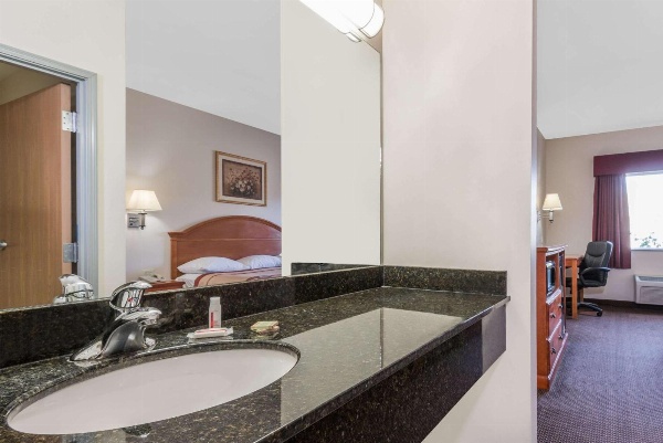 Super 8 by Wyndham Salina image 5