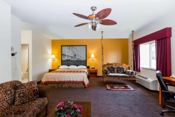 Super 8 by Wyndham Salina image 7