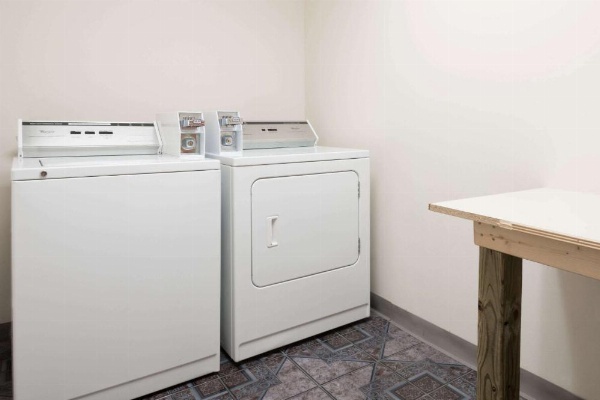 Super 8 by Wyndham Salina image 9